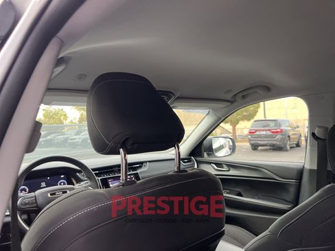 Used 2023 Jeep Grand Cherokee L Laredo image 23