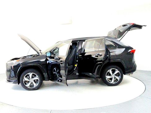 Certified 2022 Toyota RAV4 SE image 10