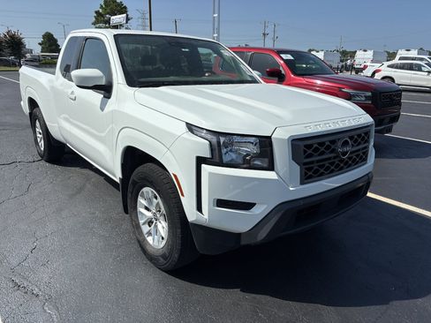 Used 2024 Nissan Frontier SV RWD image 1
