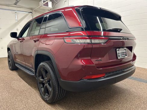 Used 2024 Jeep Grand Cherokee Altitude AWD/4WD image 4