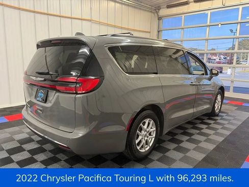Used 2022 Chrysler Pacifica Touring-L FWD image 3