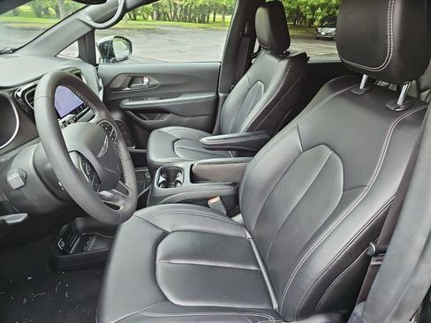 Used 2025 Chrysler Pacifica Select FWD image 18