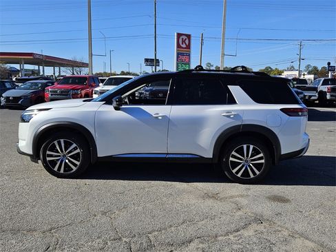 New 2025 Nissan Pathfinder Platinum image 2