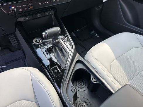 Certified 2025 Kia Niro EX FWD image 17