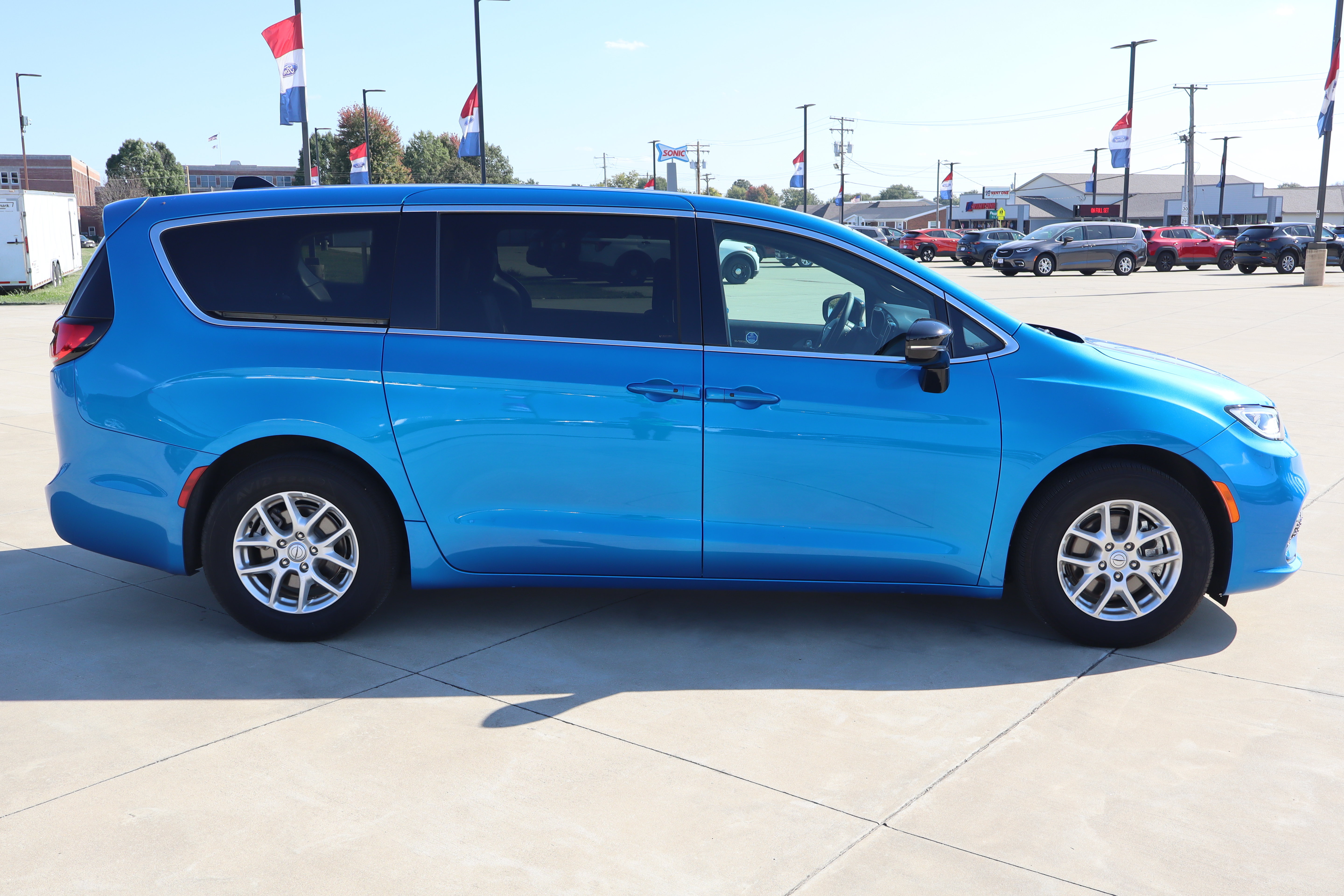 Used 2026 Chrysler Pacifica Select FWD image 4