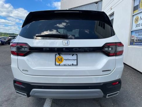 Used 2023 Honda Pilot Touring image 4
