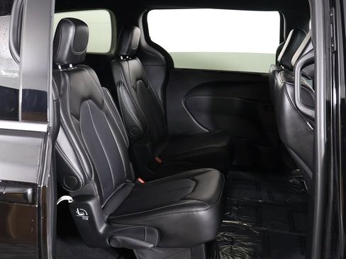 Used 2025 Chrysler Pacifica Select image 28