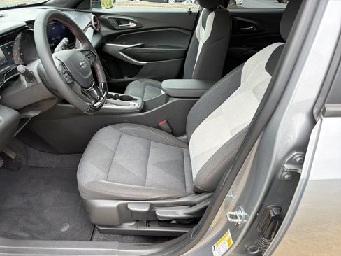 Used 2024 Chevrolet Trax RS FWD image 9