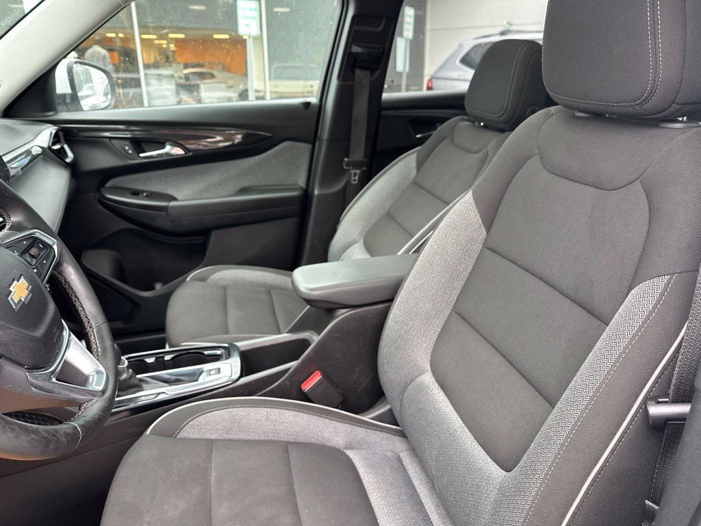 Used 2025 Chevrolet TrailBlazer LT w/ LT Cold Weather Package FWD image 11