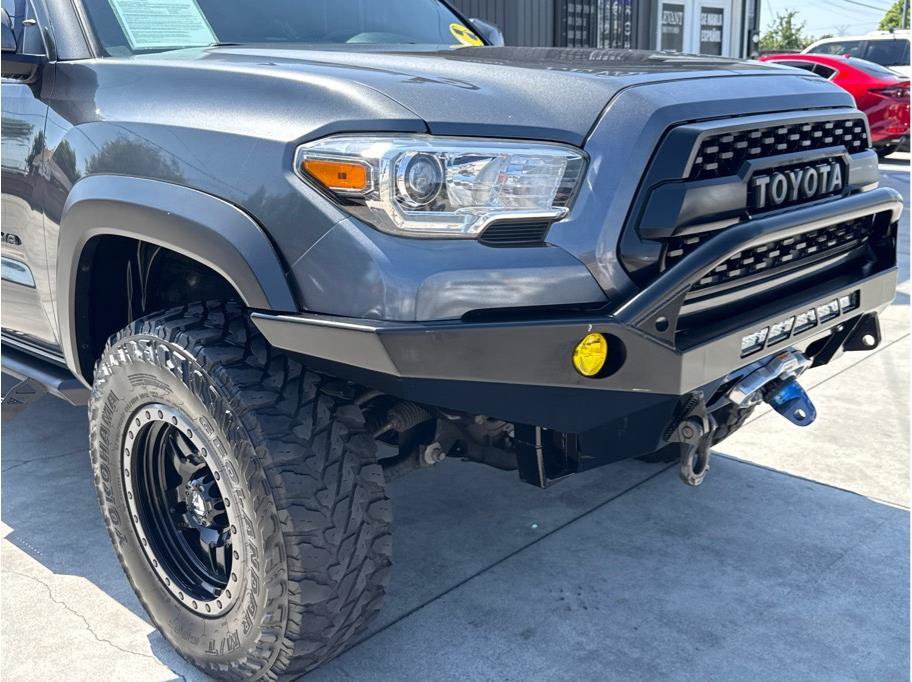 Used 2017 Toyota Tacoma TRD Off-Road w/ Tow Package AWD/4WD image 9