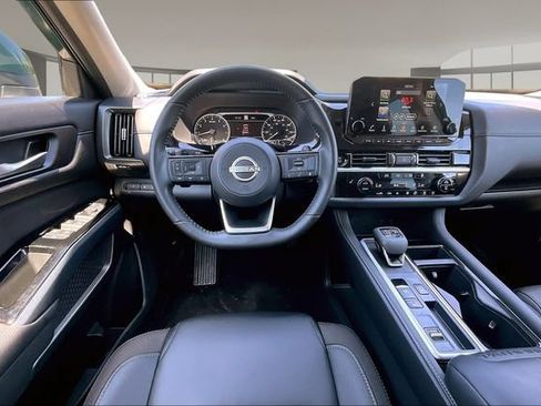 Used 2025 Nissan Pathfinder SL FWD image 8