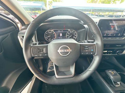 Used 2025 Nissan Rogue SV FWD image 15