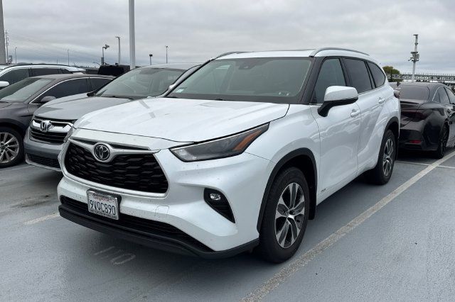 Certified 2026 Toyota Highlander XLE AWD/4WD image 1
