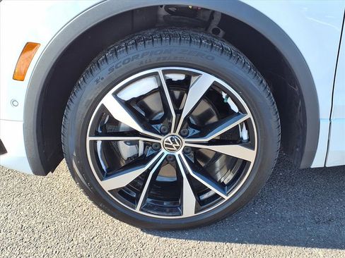 Certified 2022 Volkswagen Tiguan SEL R-Line image 9