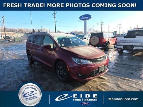Used 2018 Chrysler Pacifica Touring-L w/ Advanced Safetytec Group image 1