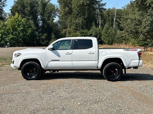 Used 2022 Toyota Tacoma TRD Sport w/ Black Out Package (TMS) AWD/4WD image 6