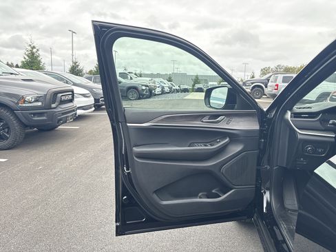 New 2025 Jeep Grand Cherokee L Limited w/ Black Appearance Package image 19