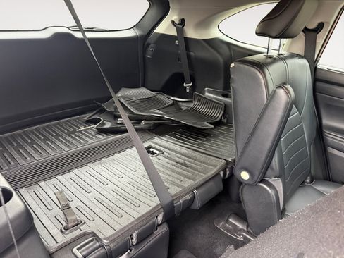 Used 2021 Toyota Highlander XLE image 19