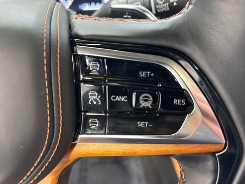 Used 2025 Jeep Grand Cherokee Summit AWD/4WD image 17