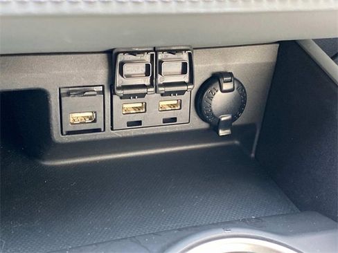 Used 2020 Toyota Highlander L w/ Phone Cable & Charge Package image 27