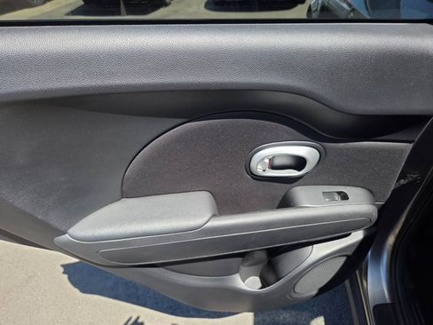 Used 2016 Kia Soul + FWD image 9