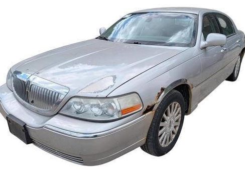 Used 2003 Lincoln Town Car Signature RWD image 1