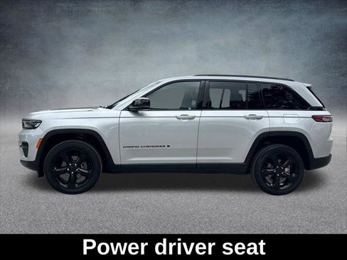 Certified 2024 Jeep Grand Cherokee Altitude image 9