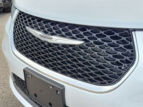 Used 2023 Chrysler Pacifica Touring-L FWD image 13