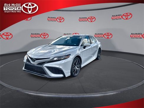 Used 2023 Toyota Camry SE image 4