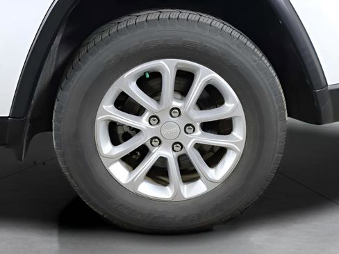 Used 2021 Jeep Grand Cherokee Laredo image 38