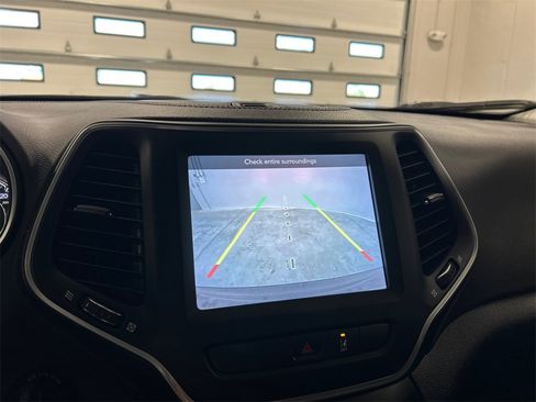 Used 2022 Jeep Cherokee Latitude w/ Sun & Sound Group image 23