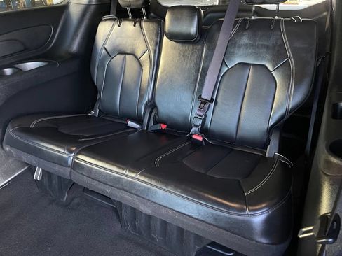 Used 2025 Chrysler Pacifica Select FWD image 11