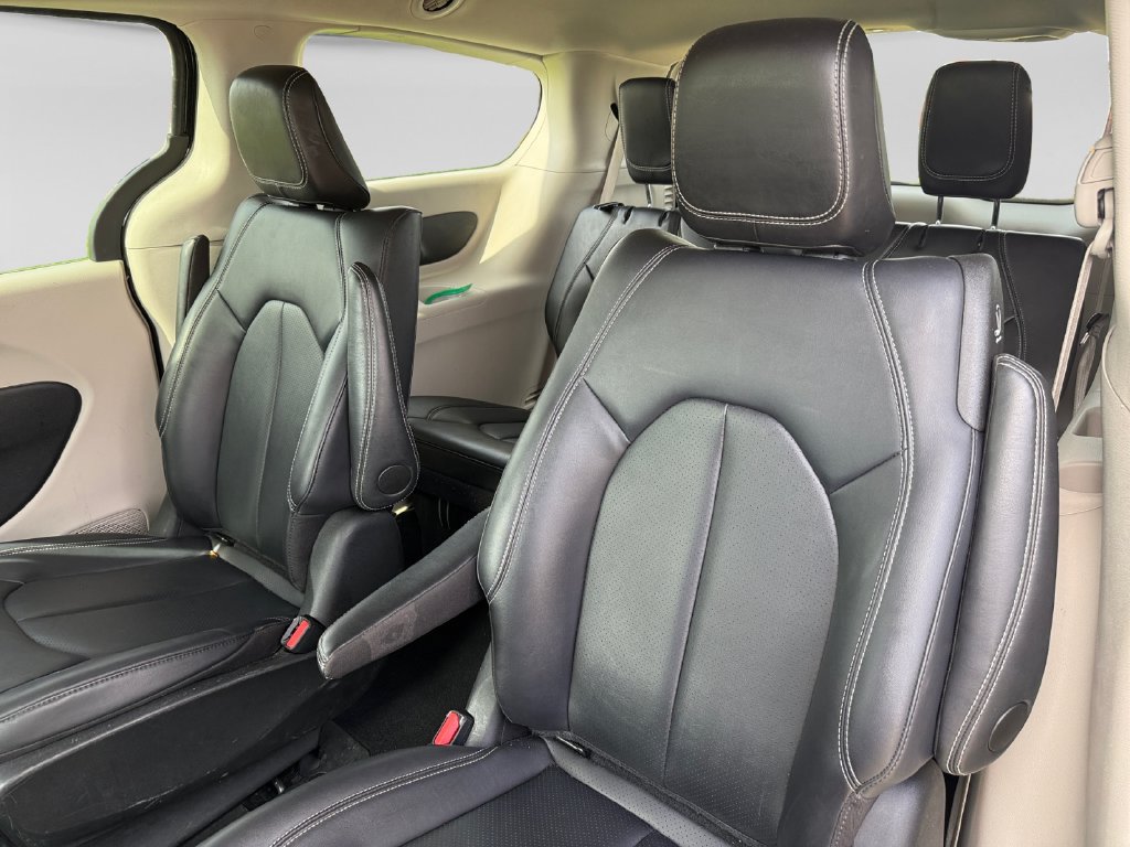 Used 2024 Chrysler Pacifica Limited FWD image 36
