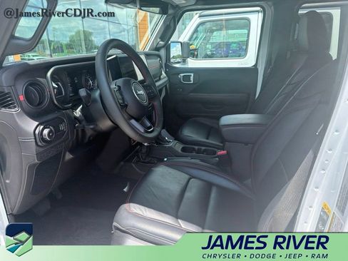 Used 2024 Jeep Wrangler Unlimited Rubicon w/ Technology Group AWD/4WD image 2