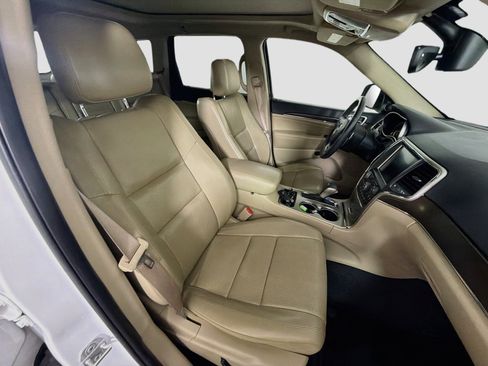 Used 2017 Jeep Grand Cherokee Limited w/ Luxury Group II RWD image 32