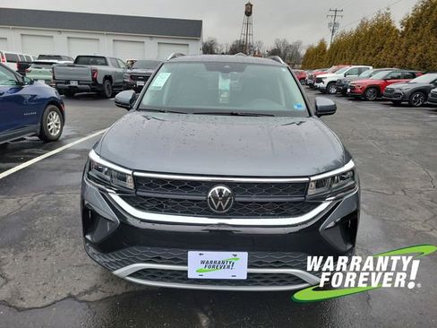 Used 2024 Volkswagen Taos SE image 2