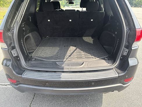 Used 2020 Jeep Grand Cherokee Laredo AWD/4WD image 23