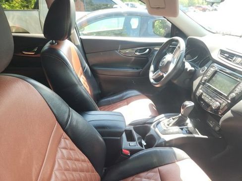 Used 2019 Nissan Rogue SV w/ Premium Package AWD/4WD image 4