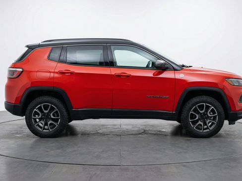 Used 2025 Jeep Compass Trailhawk AWD/4WD image 11
