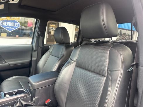 Used 2019 Toyota Tacoma TRD Sport w/ TRD Premium Sport Package AWD/4WD image 32