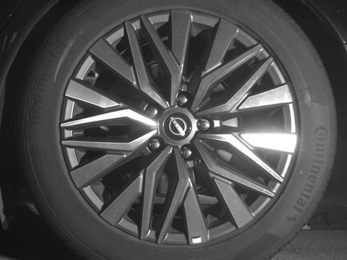 Used 2025 Nissan Altima 2.5 SV FWD image 14