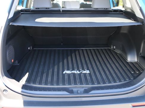 Used 2020 Toyota RAV4 XLE Premium FWD image 32