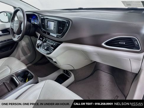 Used 2017 Chrysler Pacifica Touring-L FWD image 29