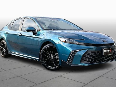 Used 2025 Toyota Camry SE image 3