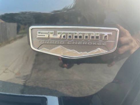 Used 2017 Jeep Grand Cherokee Summit w/ Skid Plate Group AWD/4WD image 13