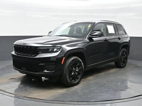Used 2025 Jeep Grand Cherokee Altitude AWD/4WD image 2