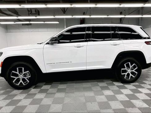Used 2025 Jeep Grand Cherokee Limited w/ Luxury Tech Group II AWD/4WD image 14
