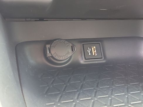 Used 2025 Toyota RAV4 LE AWD/4WD image 25