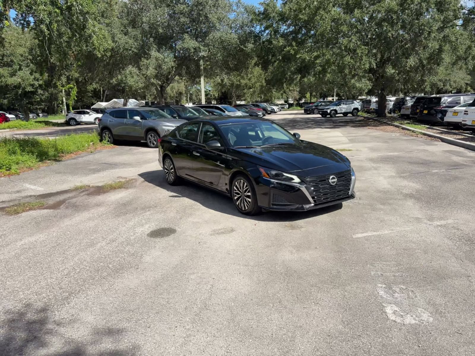 Used 2025 Nissan Altima 2.5 SV FWD image 3