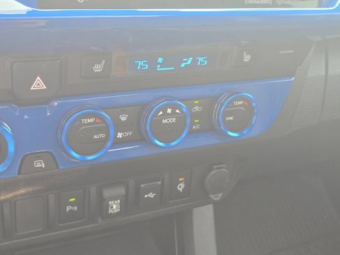 Used 2020 Toyota Tacoma TRD Off-Road w/ TRD Premium Off Road Package AWD/4WD image 28